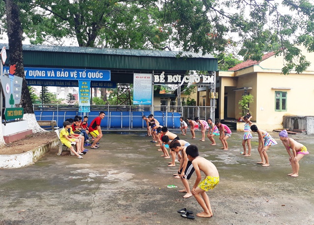 Trường THCS Yên Đức tổ chức dạy các lớp bơi hè 2018
